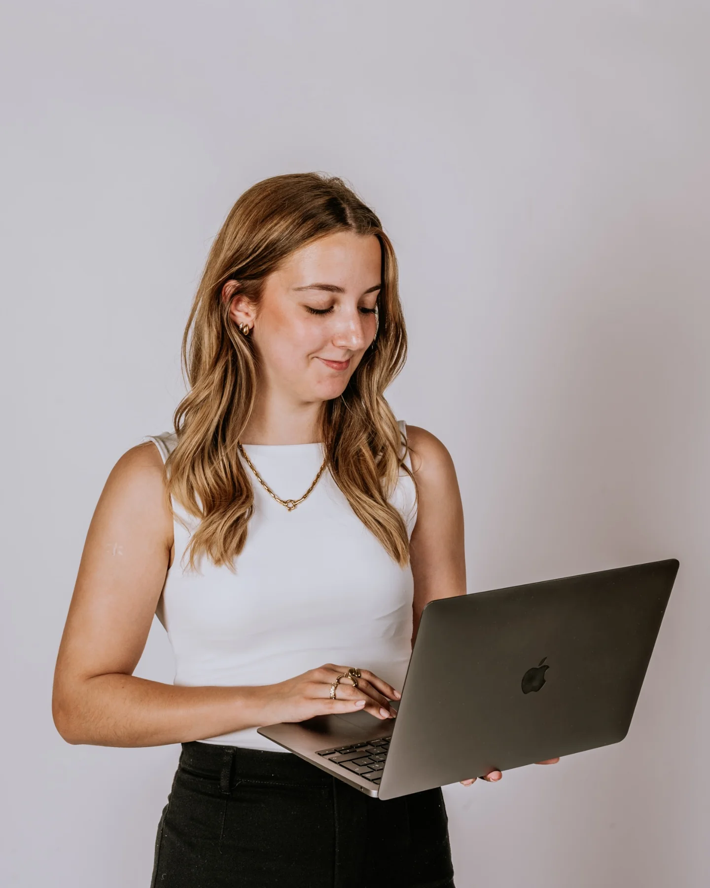 Jill, oprichter van J.Media, werkt aan haar laptop