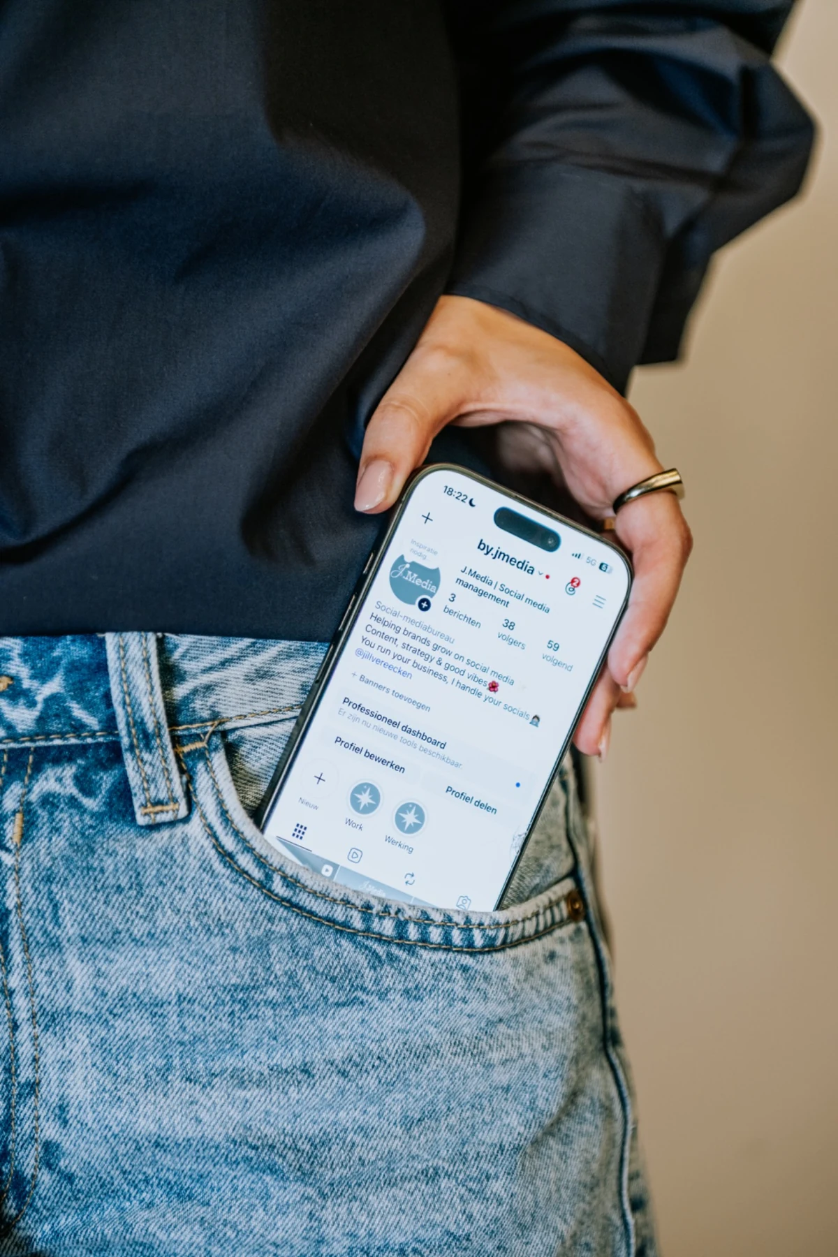 J.Media socialmediaprofiel op smartphone